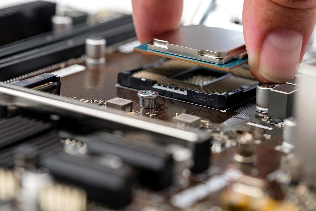 Diagram showing CPU core and cache hierarchy